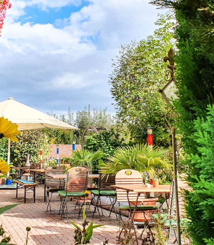 Bistro Terrasse am Campingplatz mit schöner Bepflanzung