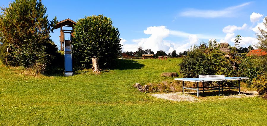 Tischtennisplatte und Rutsche am Spielplatz