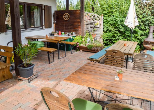 Garnituren auf der Terrasse vom Bistro