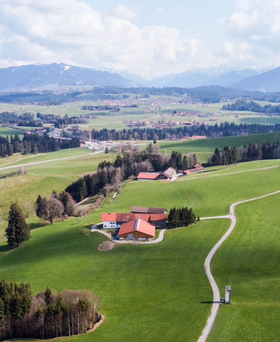 Milchweg Vogelperspektive eingebettet in schöner Landschaft