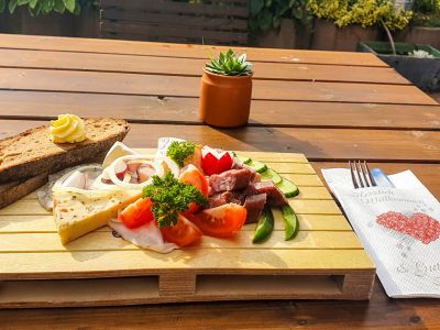 Bayerische Brotzeit auf der Terrasse genießen